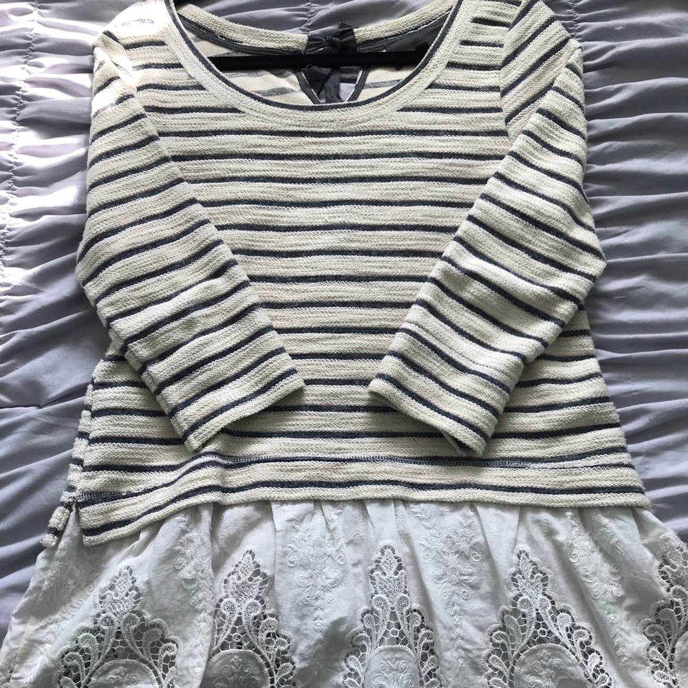 Embellished tunic w/ lace detail